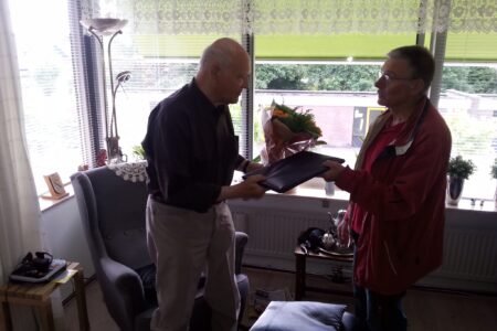 Bloemen en oorkonde voor  Jan Schuiling, 65 jaar lid vv Haren