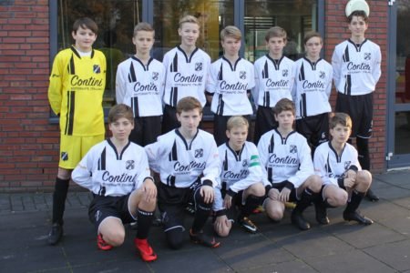 Restaurant Italiano Contini nieuwe shirtsponsor van vv Haren JO15