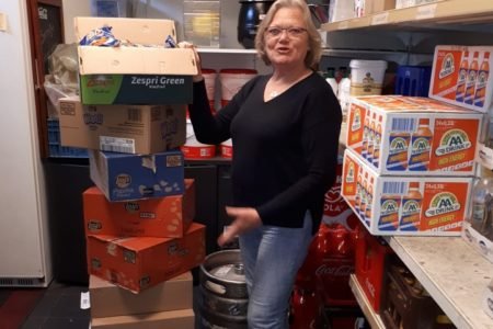 VV Haren schenkt kantinevoorraad aan Voedselbank Groningen